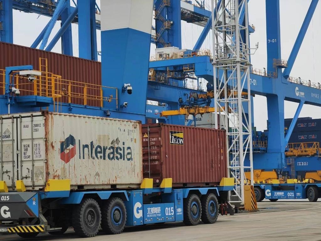 在欽州自動化集裝箱碼頭，智能導(dǎo)引運輸車在運送集裝箱。新華社記者趙歡 攝