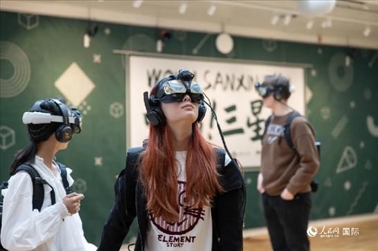 體驗三星堆VR文化。中國駐瑞典大使館供圖