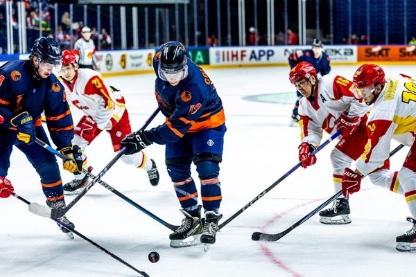 雙方球員爭(zhēng)搶。圖片來(lái)源：國(guó)際冰聯(lián)