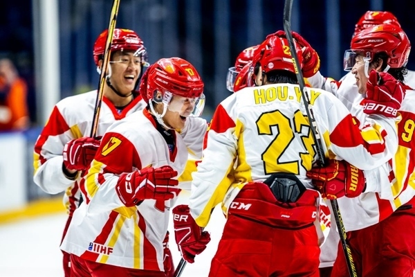 中國(guó)隊(duì)球員慶祝進(jìn)球。圖片來(lái)源：國(guó)際冰聯(lián)