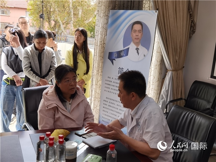 中醫(yī)專家為當地華僑華人提供中醫(yī)咨詢和診療服務。 （本報記者 楊謳 攝）