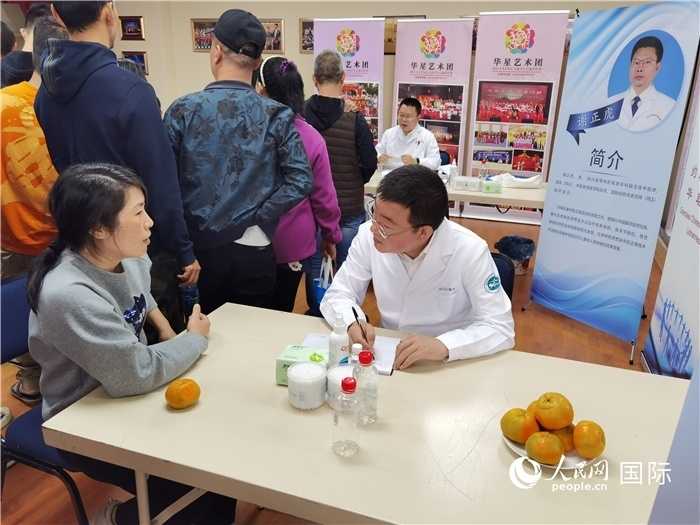 中醫(yī)專家為當地華僑華人提供中醫(yī)咨詢和診療服務。 （本報記者 楊謳 攝）