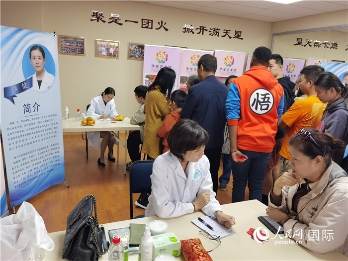 中醫(yī)專家為當地華僑華人提供中醫(yī)咨詢和診療服務。 （本報記者 楊謳 攝）