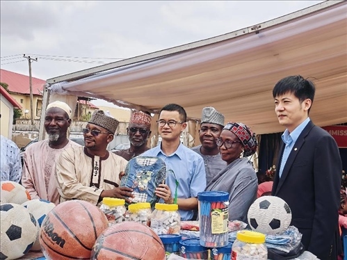 中尼友誼示范校物資捐贈。駐尼日利亞使館供圖