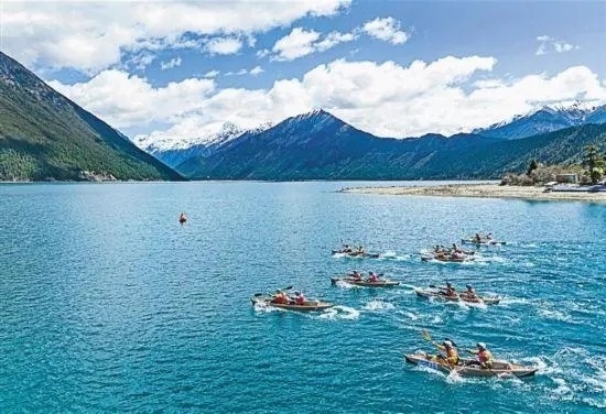 2024年4月20日，2024年巴松措國際漂流公開賽的選手在比賽中。 新華社記者 孫非攝