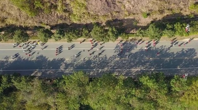 1月6日，健身愛好者在徒步活動中（無人機照片）。新華社記者 黃國保攝