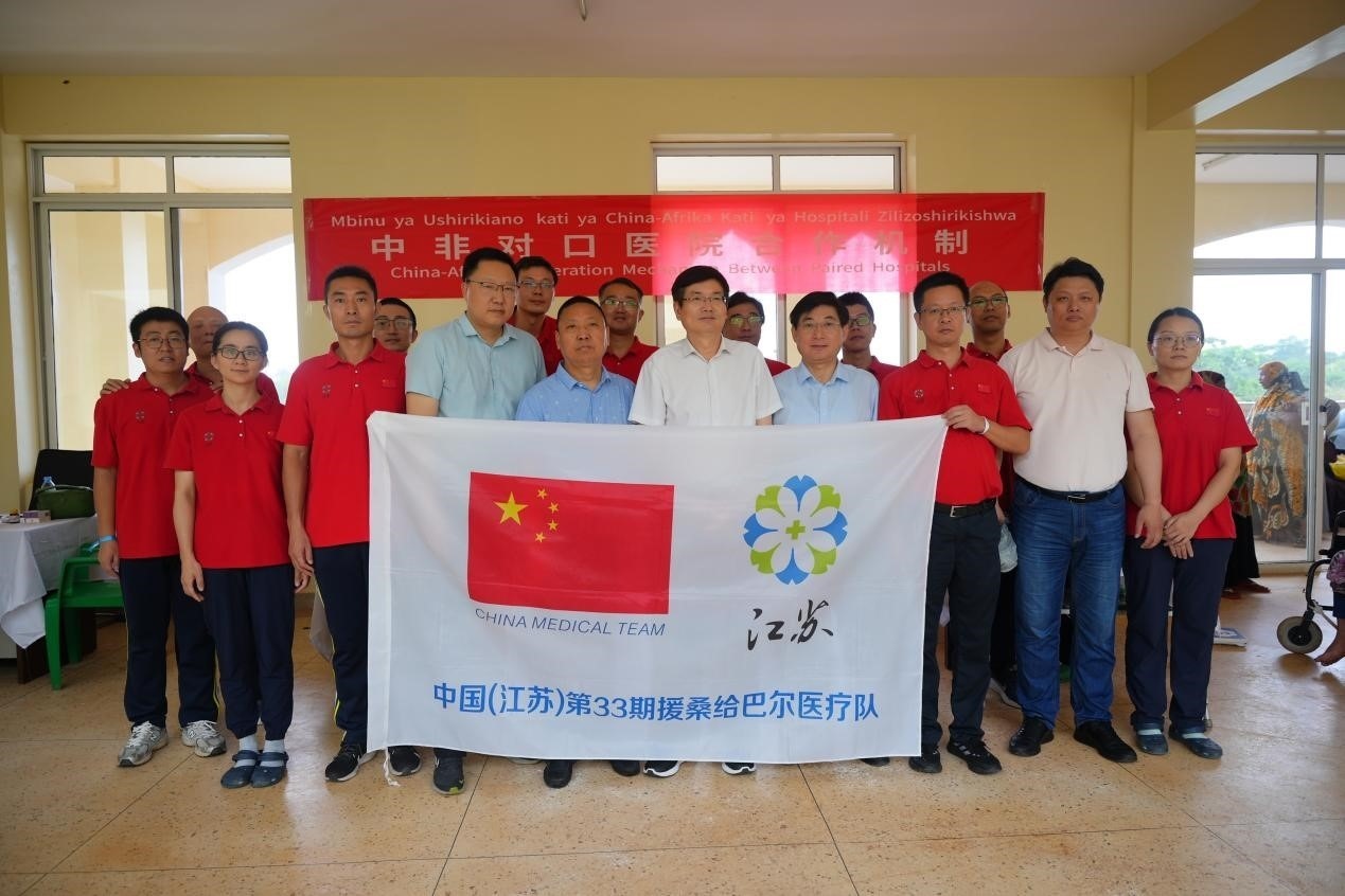 揚州市衛(wèi)健系統(tǒng)代表團和醫(yī)療隊在義診現(xiàn)場合影。中國援桑醫(yī)療隊供圖