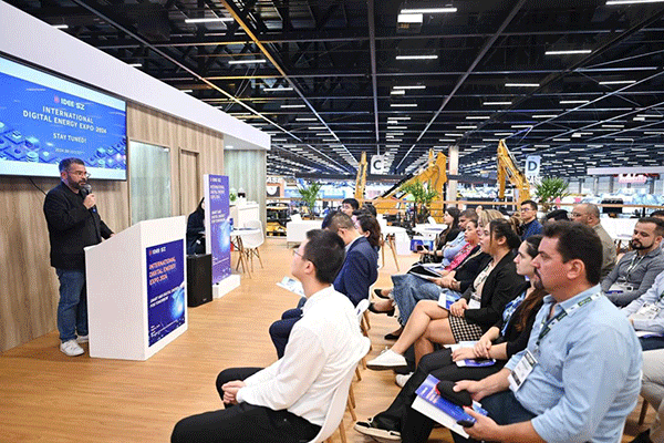 當?shù)貢r間4月26日，深圳市發(fā)展和改革委員會在巴西圣保羅國際工程機械及礦山機械展上舉行專題推介會，介紹將于今年下半年在深圳市舉辦的2024國際數(shù)字能源展。 2024國際數(shù)字能源展組委會供圖