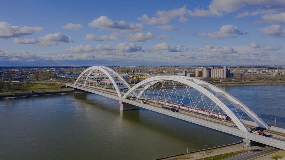 2024年3月12日，一列火車運(yùn)行在匈塞鐵路塞爾維亞境內(nèi)貝諾段諾維薩德多瑙河大橋上（無人機(jī)照片）。新華社發(fā)（任衛(wèi)云攝）