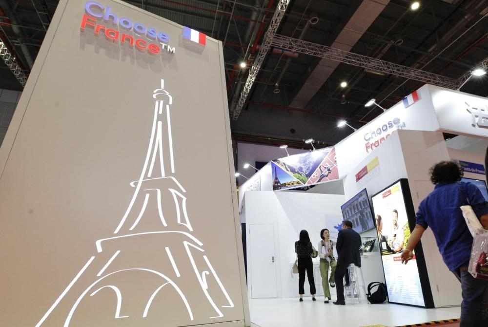 2019年11月5日，第二屆中國國際進(jìn)口博覽會在上海國家會展中心開幕。這是參觀者走過法國國家館。新華社記者 張玉薇 攝