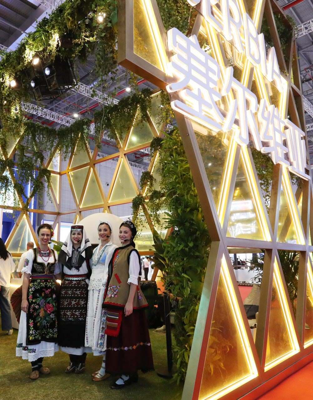 2023年11月6日，身著傳統(tǒng)服飾的演職人員在上海進(jìn)博會國家展塞爾維亞展臺迎接參觀者。第六屆進(jìn)博會國家展全面恢復(fù)線下舉辦，洪都拉斯、塞爾維亞、越南、南非、哈薩克斯坦作為本屆進(jìn)博會主賓國在國家展亮相。新華社記者 方喆 攝