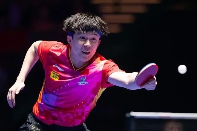 2024年4月15日，王楚欽在澳門世界杯比賽中回球。新華社記者 張金加攝