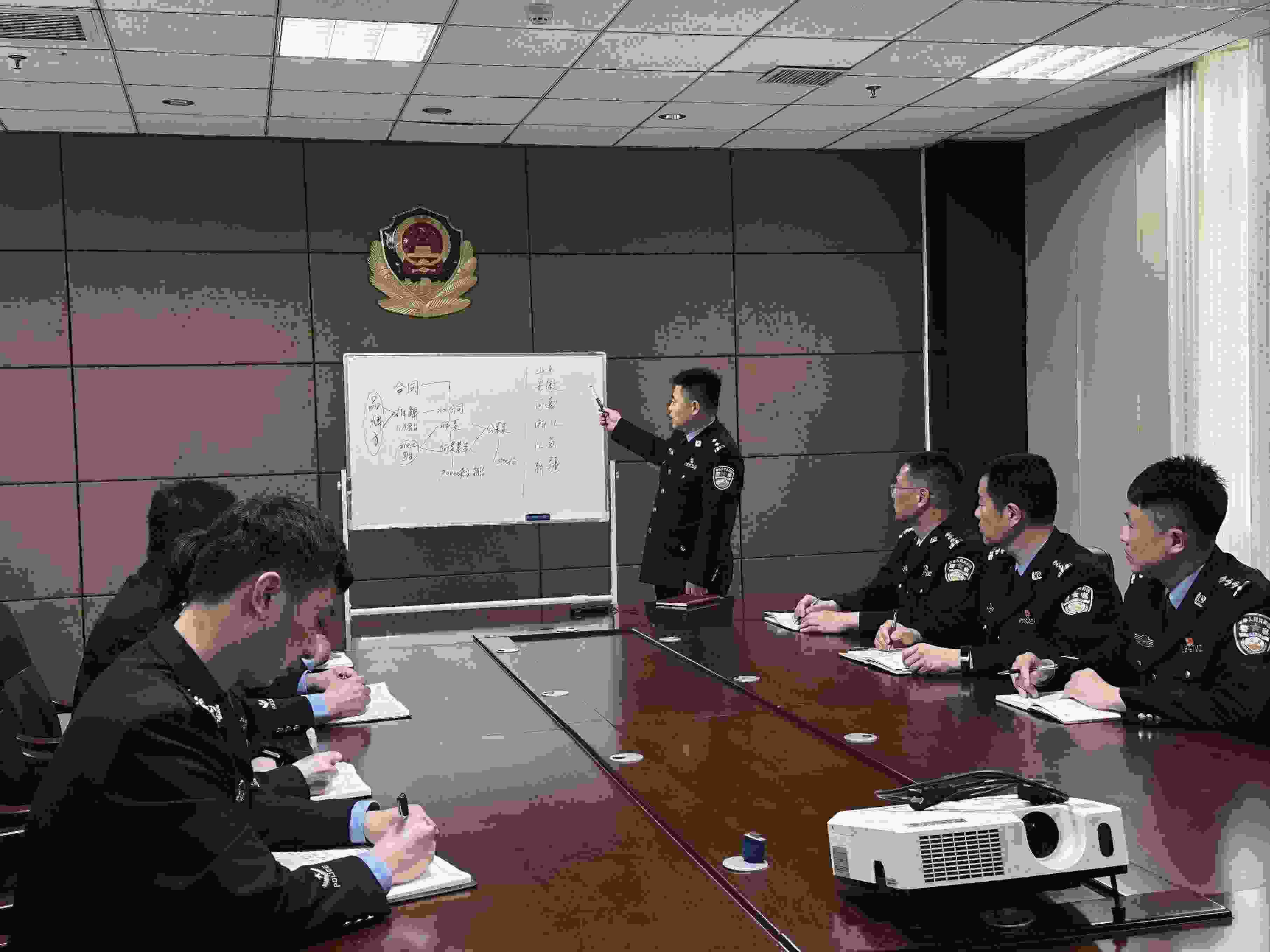 專案組辦案民警介紹案情。人民網(wǎng)記者 郝萍攝