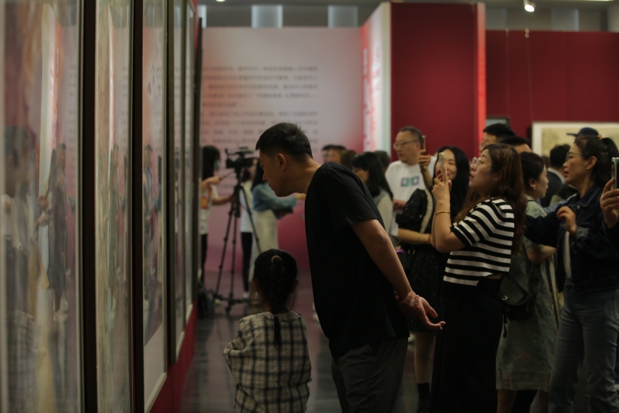 嘉賓及教研員、教師代表參觀展覽。主辦方供圖