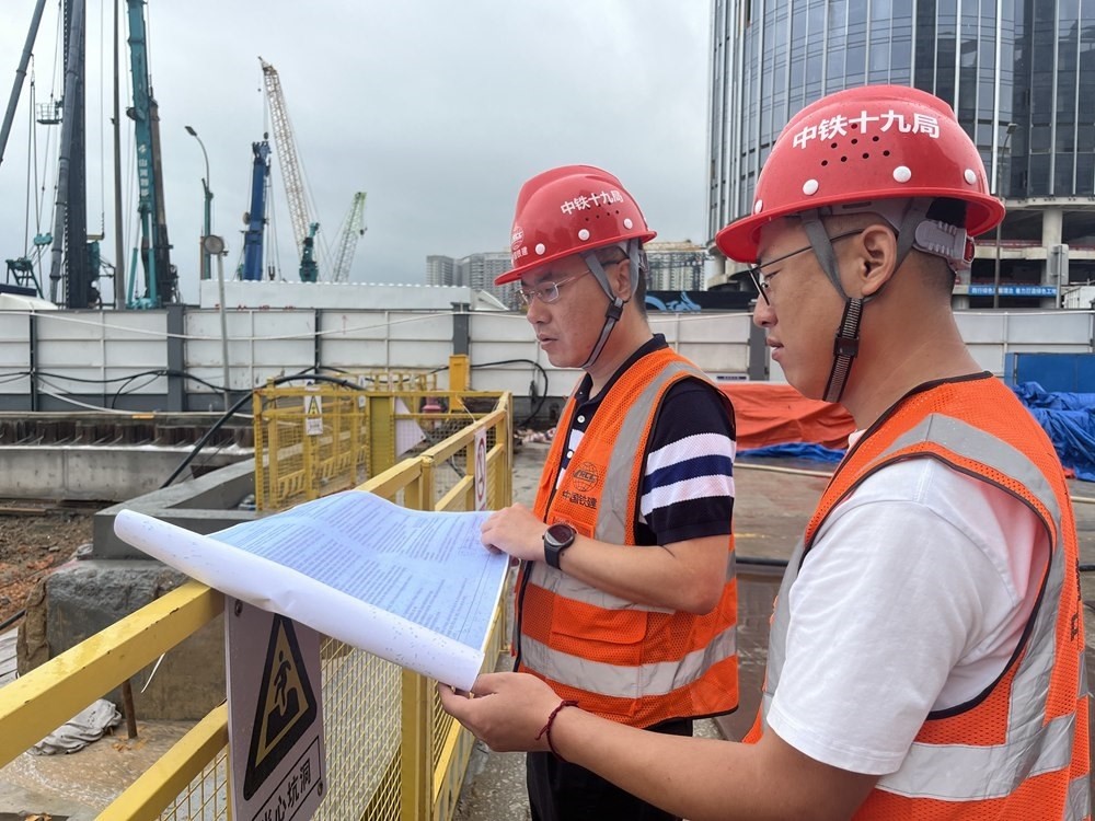 2024年4月26日，深圳市五一勞動獎章獲得者、中鐵十九局軌道公司項目副經理夏荔（左）在穗莞深城際鐵路前皇段皇崗口岸站建設現(xiàn)場忙碌。新華社發(fā)