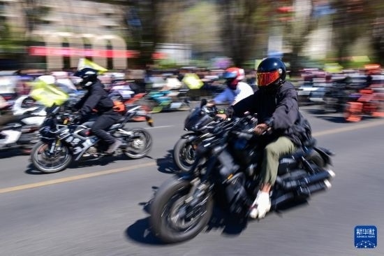 這是4月30日在新疆烏魯木齊市舉行的巡游活動上拍攝的摩托機(jī)車方陣。
