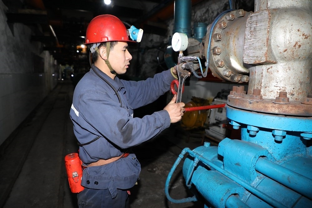 2024年4月30日，冀中能源峰峰集團新屯礦機電區(qū)副區(qū)長顧博在井下泵房檢修水泵。新華社發(fā)