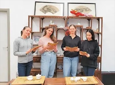 匈中雙語(yǔ)學(xué)校的學(xué)生胡靈月(左一)、宋智孝(右二)學(xué)習(xí)中國(guó)茶文化。