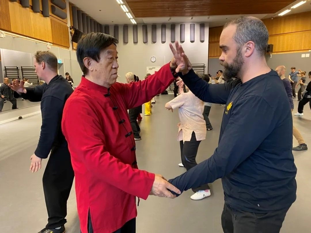 陳正雷老師親自示范指導(dǎo)。斯德哥爾摩中國(guó)文化中心供圖