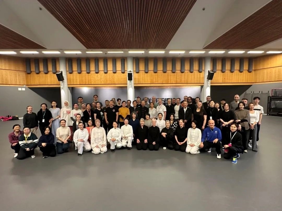 陳正雷老師與培訓(xùn)班全體學(xué)員合影留念。斯德哥爾摩中國(guó)文化中心供圖