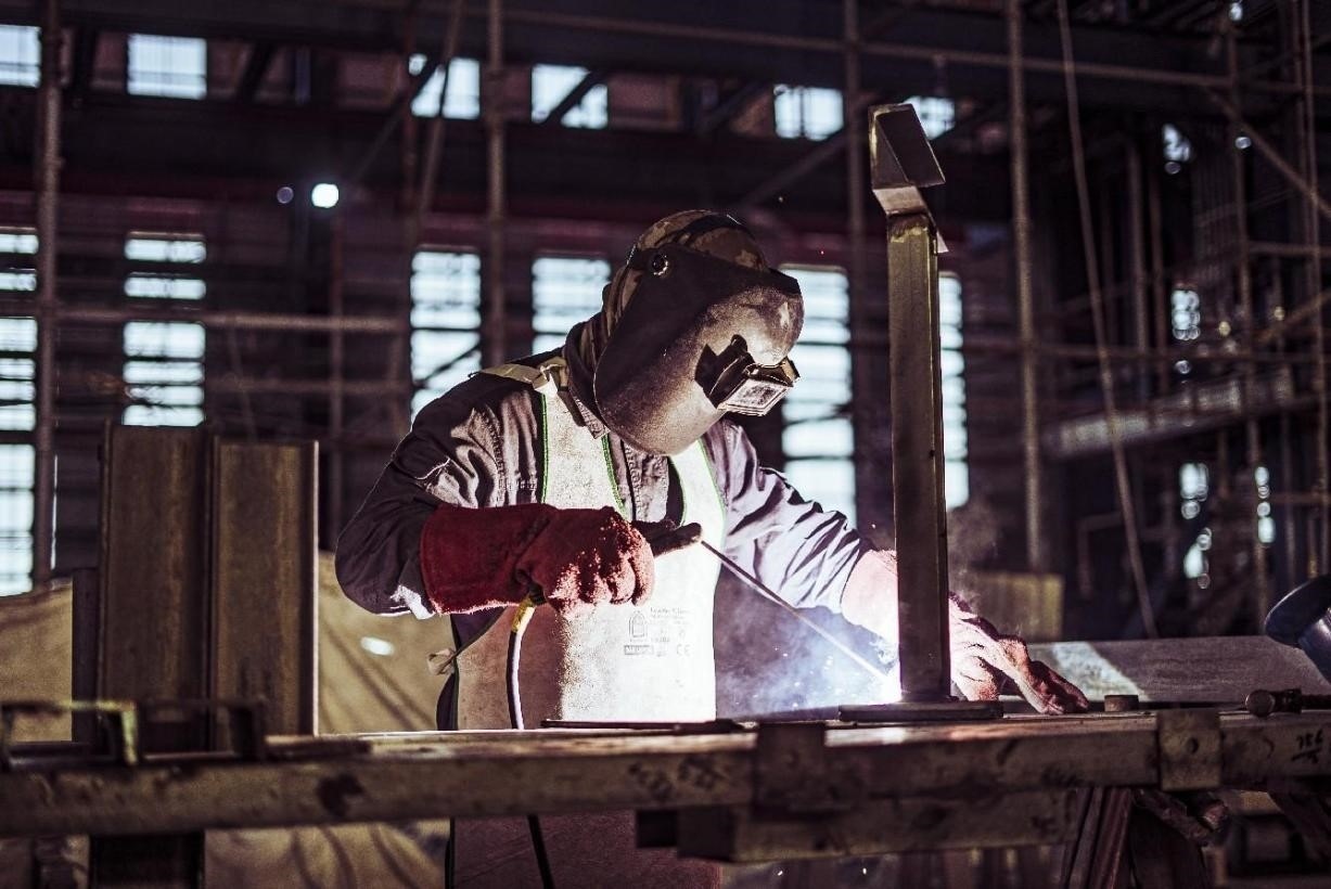 工人在沙特國王港項目現(xiàn)場進行焊接操作。山東電建供圖