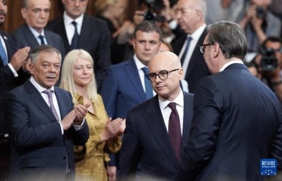  5月2日，在塞爾維亞貝爾格萊德，新一任政府總理武切維奇（中）出席就職儀式。新華社發(fā)（普雷德拉格·米洛薩夫列維奇攝）