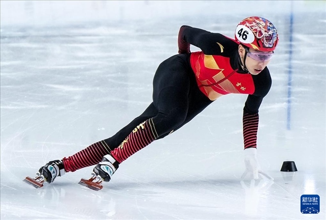 2024年2月18日，第十四屆全國冬季運(yùn)動(dòng)會(huì)短道速滑（公開組）男子1000米決賽，孫龍奪得冠軍，圖為吉林隊(duì)選手孫龍?jiān)诒荣愔小Ｐ氯A社記者 李博 攝