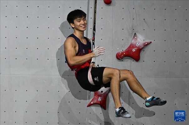 2024年4月13日，在江蘇吳江舉行的2024年國際攀聯(lián)攀巖世界杯（吳江站）男子速度決賽中，中國選手伍鵬獲得冠軍。圖為中國選手伍鵬在決賽后慶祝。新華社發(fā)（王須中攝）