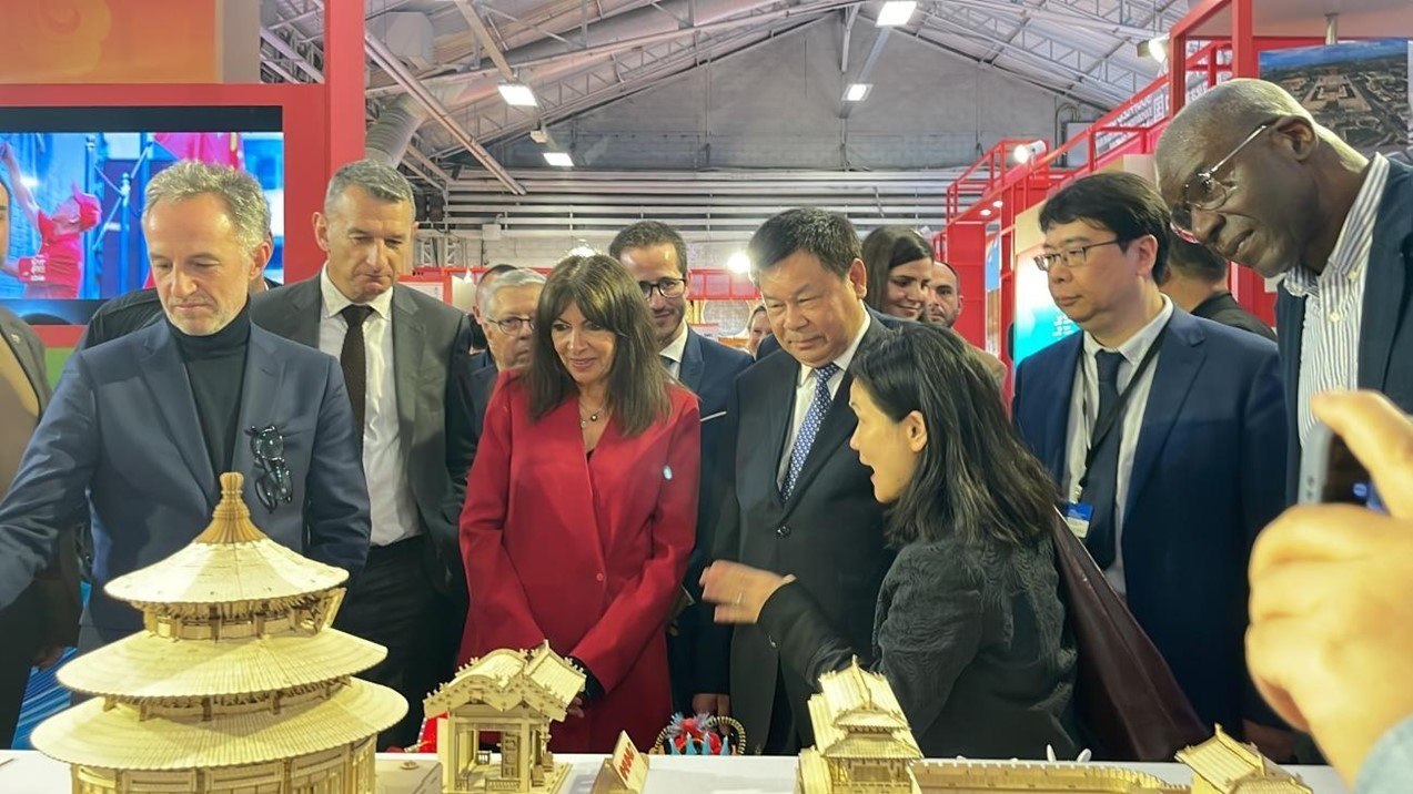 巴黎市市長安妮·伊達爾戈參觀展覽。主辦方供圖