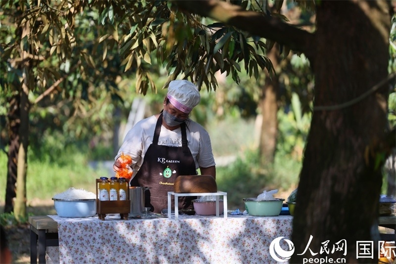 工作人員正在準(zhǔn)備特色果汁。人民網(wǎng)記者 白元琪攝