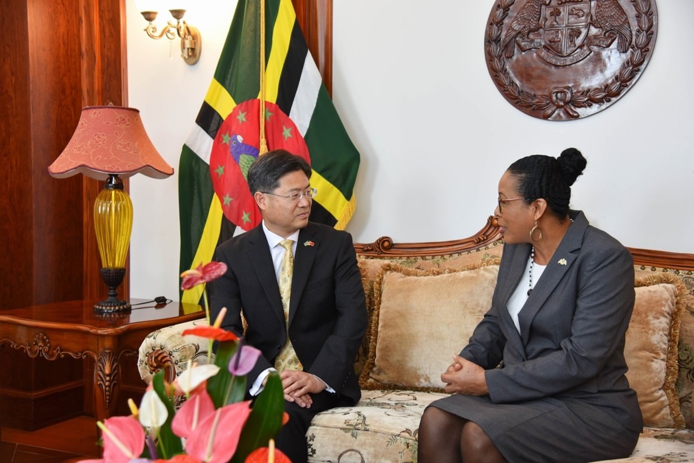 當?shù)貢r間5月3日，中國新任駐多米尼克大使儲茂明（左）向多總統(tǒng)伯頓遞交國書。 中國駐多米尼克大使館供圖