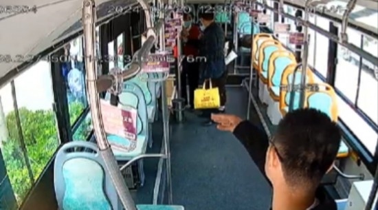 公交車上他一聲大吼！魏杰，好樣的！