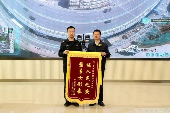 公交車上他一聲大吼！魏杰，好樣的！