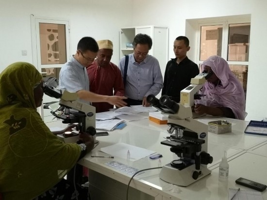 廣州中醫(yī)藥大學(xué)青蒿抗瘧援外醫(yī)療隊(duì)考察科摩羅國家瘧疾防治中心實(shí)驗(yàn)室。