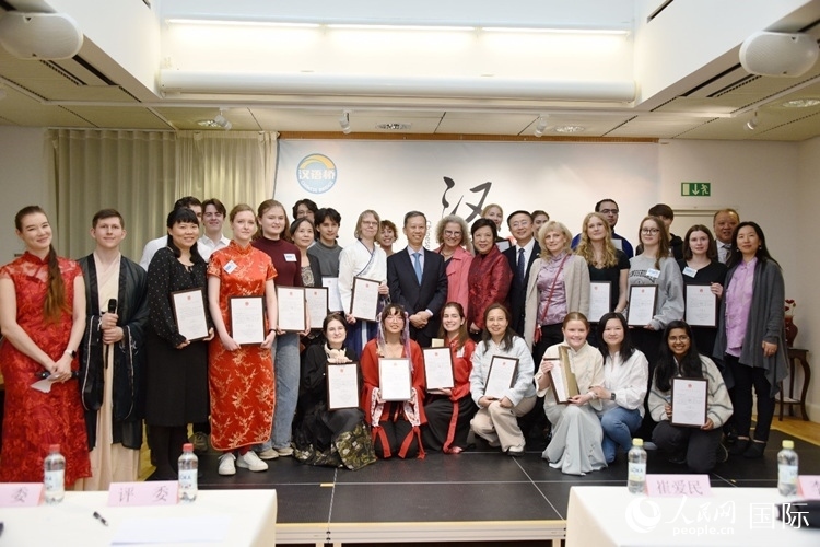 中國駐瑞典大使崔愛民、使館負責(zé)教育事務(wù)的黃立瓊參贊、預(yù)選賽評委老師和指導(dǎo)老師，以及所有獲獎選手合影留念。人民網(wǎng)記者 殷淼攝