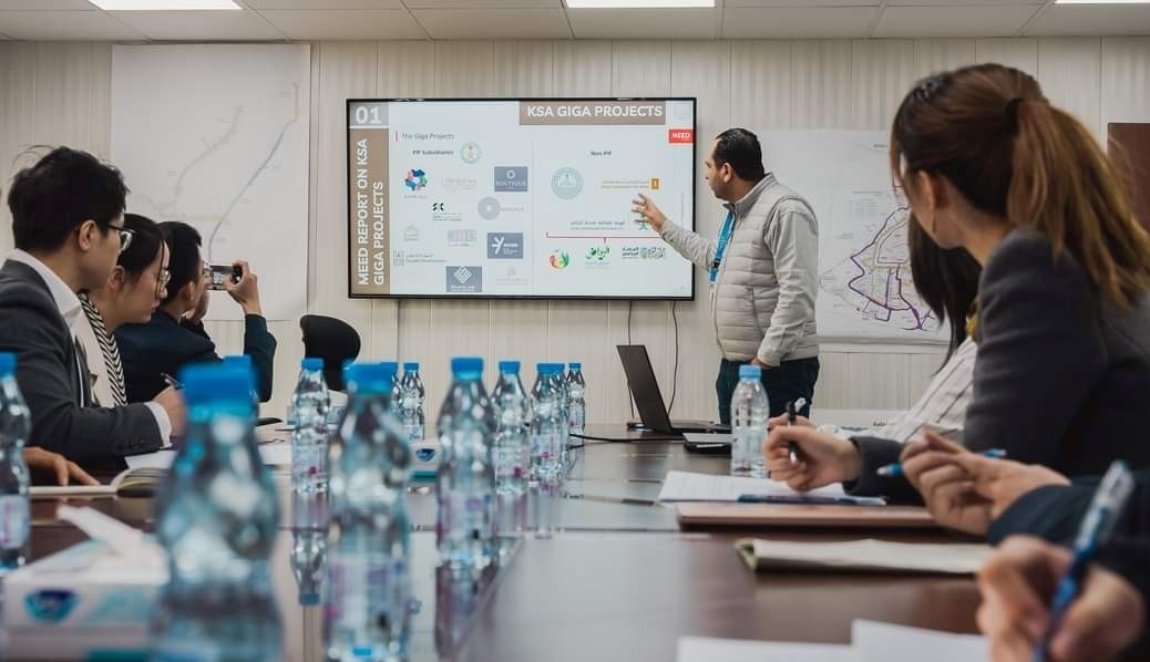 德亞（右三）在和員工開會。中建中東沙特分公司供圖