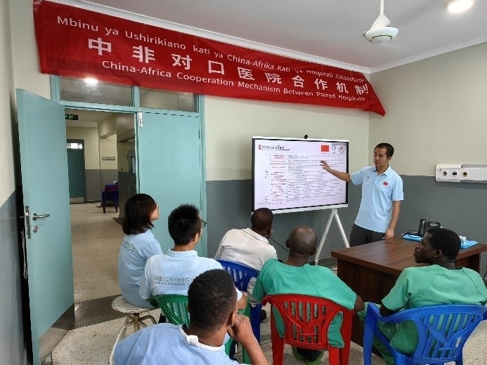 王林醫(yī)生開展術后疼痛管理的專題講座。中國（江蘇）第33期援桑給巴爾醫(yī)療隊供圖