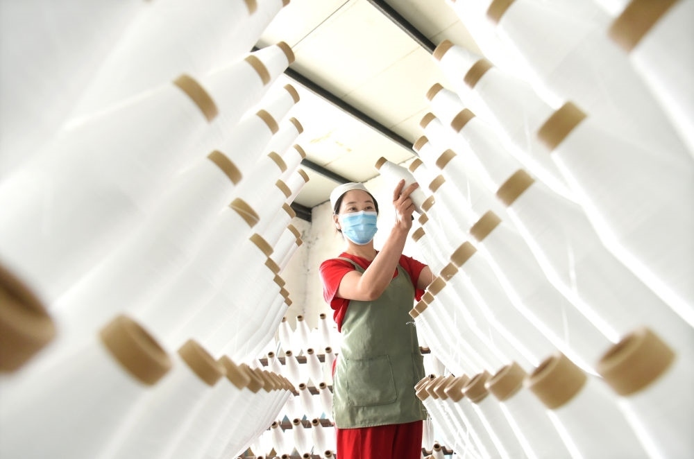 2024年5月1日，工人在山東省淄博市沂源縣悅莊工業(yè)園一玻纖企業(yè)整理加工的產(chǎn)品。新華社發(fā)（趙東山攝）