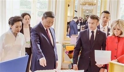 △當(dāng)?shù)貢r(shí)間5月6日下午，在中法領(lǐng)導(dǎo)人會(huì)談前，習(xí)近平主席向馬克龍總統(tǒng)贈(zèng)送中國翻譯的法國小說。