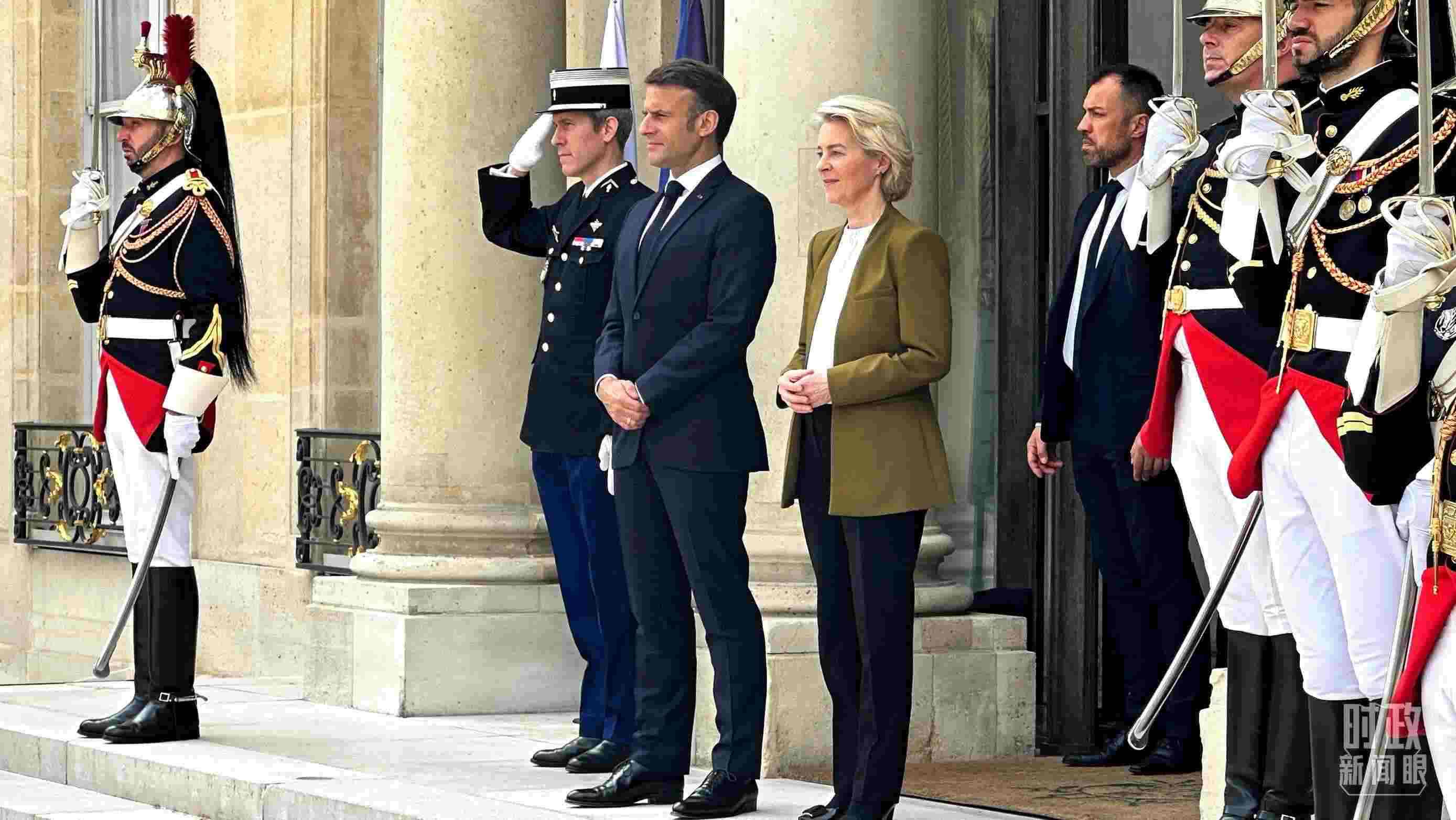 △中法歐領(lǐng)導(dǎo)人三方會晤后，馬克龍總統(tǒng)和馮德萊恩主席將習(xí)主席送至上車處。（總臺央視記者關(guān)舟拍攝）