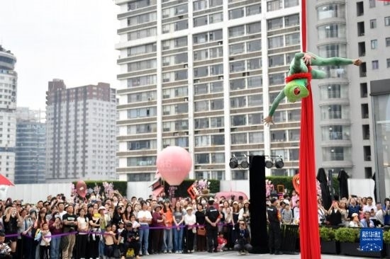 5月7日，演員在長(zhǎng)沙國(guó)金中心表演木偶劇。新華社記者 陳振海 攝