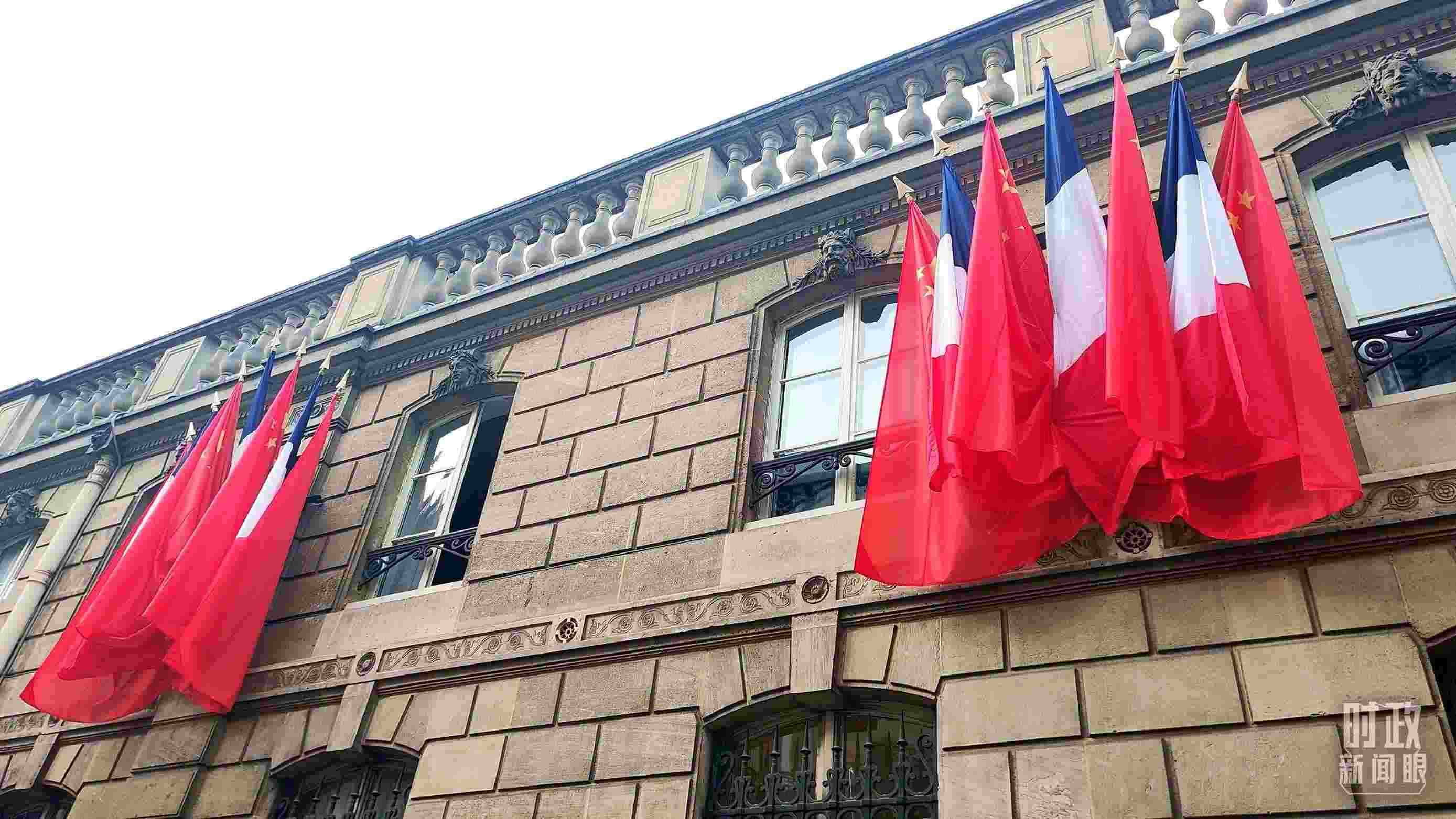 △中法歐領(lǐng)導(dǎo)人三方會晤地點(diǎn)——愛麗舍宮懸掛中法兩國國旗。（總臺央視記者劉琦拍攝）