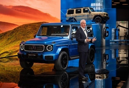 4月25日，在北京中國國際展覽中心順義館舉行的2024北京車展上，梅賽德斯—奔馳集團(tuán)股份公司董事會成員唐仕凱介紹梅賽德斯—奔馳純電G級越野車。新華社記者 才揚(yáng) 攝