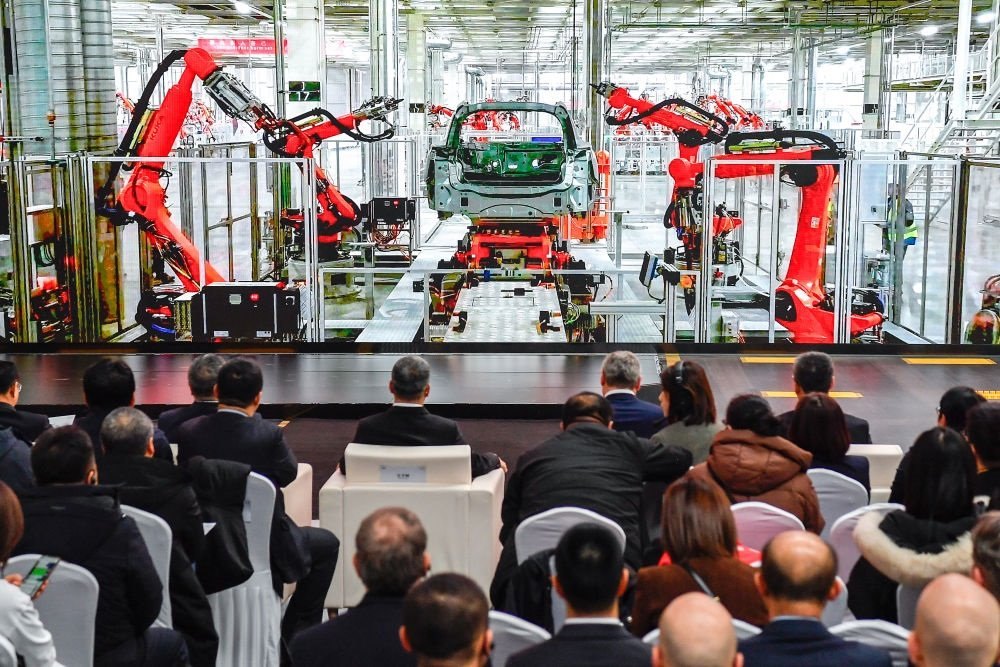 2024年1月26日，奧迪一汽新能源汽車有限公司預(yù)批量生產(chǎn)正式啟動，嘉賓觀看奧迪一汽新能源汽車有限公司生產(chǎn)車間的宣傳短片。新華社記者 許暢 攝