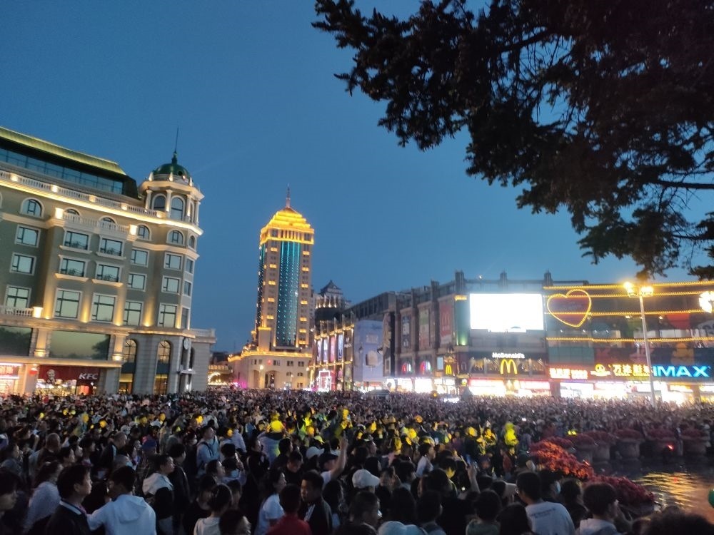 “五一”假期，哈爾濱松花江畔游人如織（2024年5月2日攝）。新華社記者 朱悅 攝