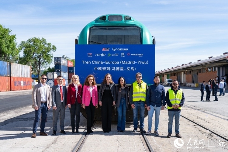 義新歐集團(tuán)合作伙伴德鐵貨運(yùn)歐亞有限公司員工與紀(jì)念號班列合影留念。大衛(wèi)·阿瑪爾攝