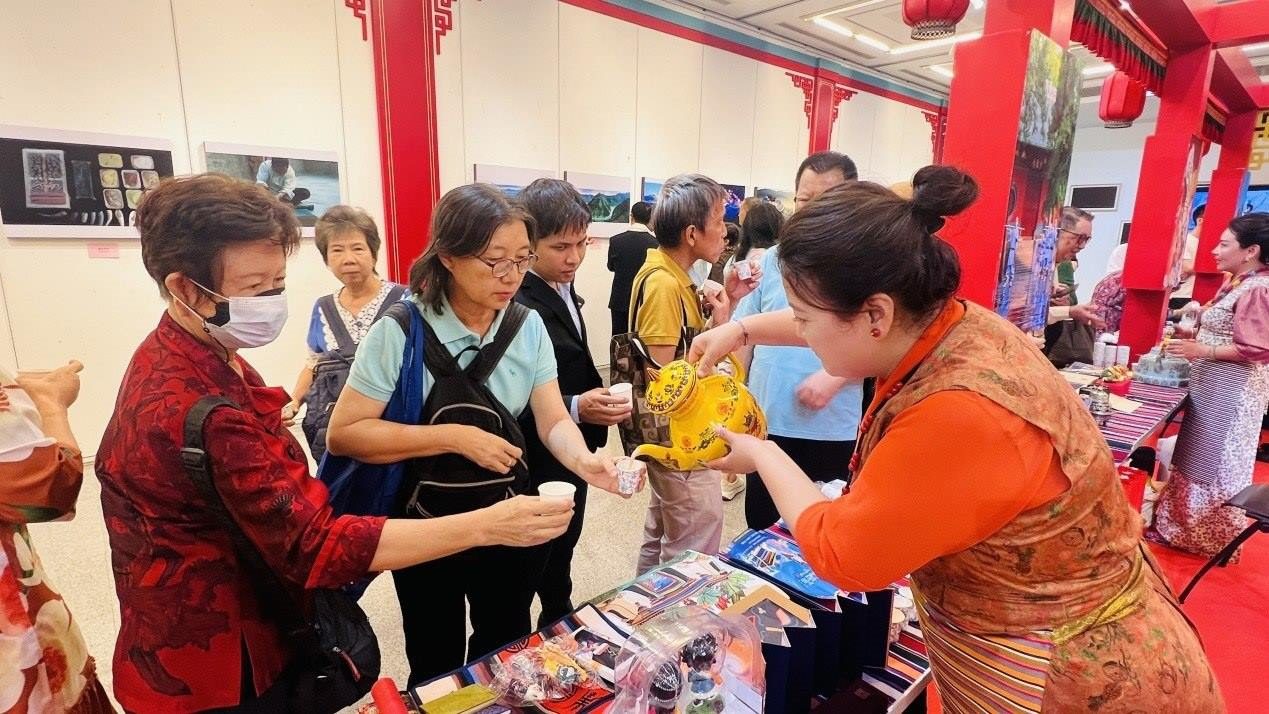 觀眾爭相體驗(yàn)酥油茶。曼谷中國文化中心供圖