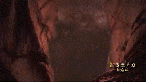 要甄別并發(fā)現(xiàn)暗物質(zhì)粒子，如同在一場人聲鼎沸的足球比賽現(xiàn)場聽見一根鋼針跌落的聲音。