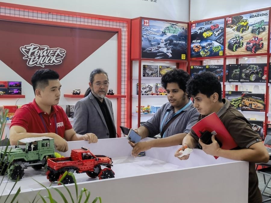 在第135屆廣交會第三期現(xiàn)場，采購商在廣東信宇科技股份有限公司展位選購、體驗積木遙控車產(chǎn)品（5月2日攝）。新華社記者 洪澤華 攝