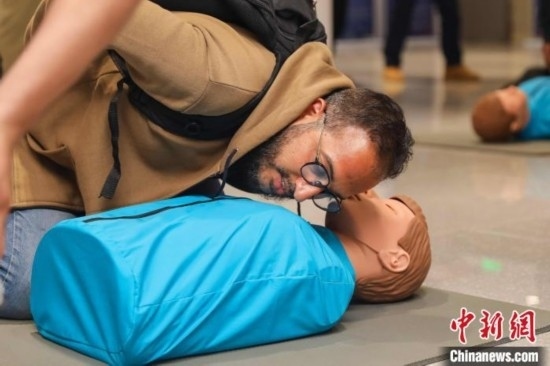 5月9日，留學(xué)生利用假人道具練習(xí)心肺復(fù)蘇技巧。張鷹 攝
